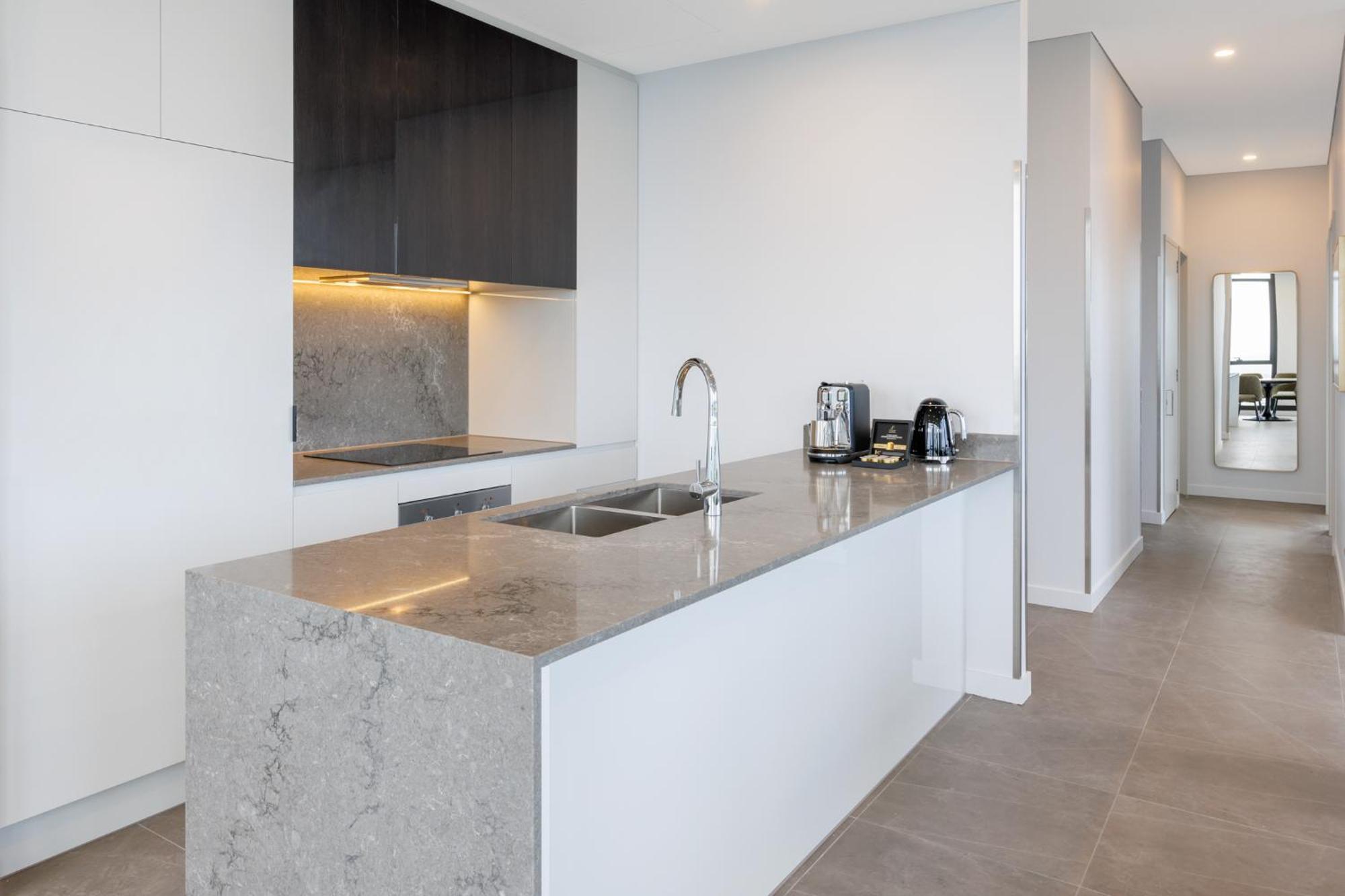 Meriton Suites Мельбурн Экстерьер фото A kitchen in a typical apartment