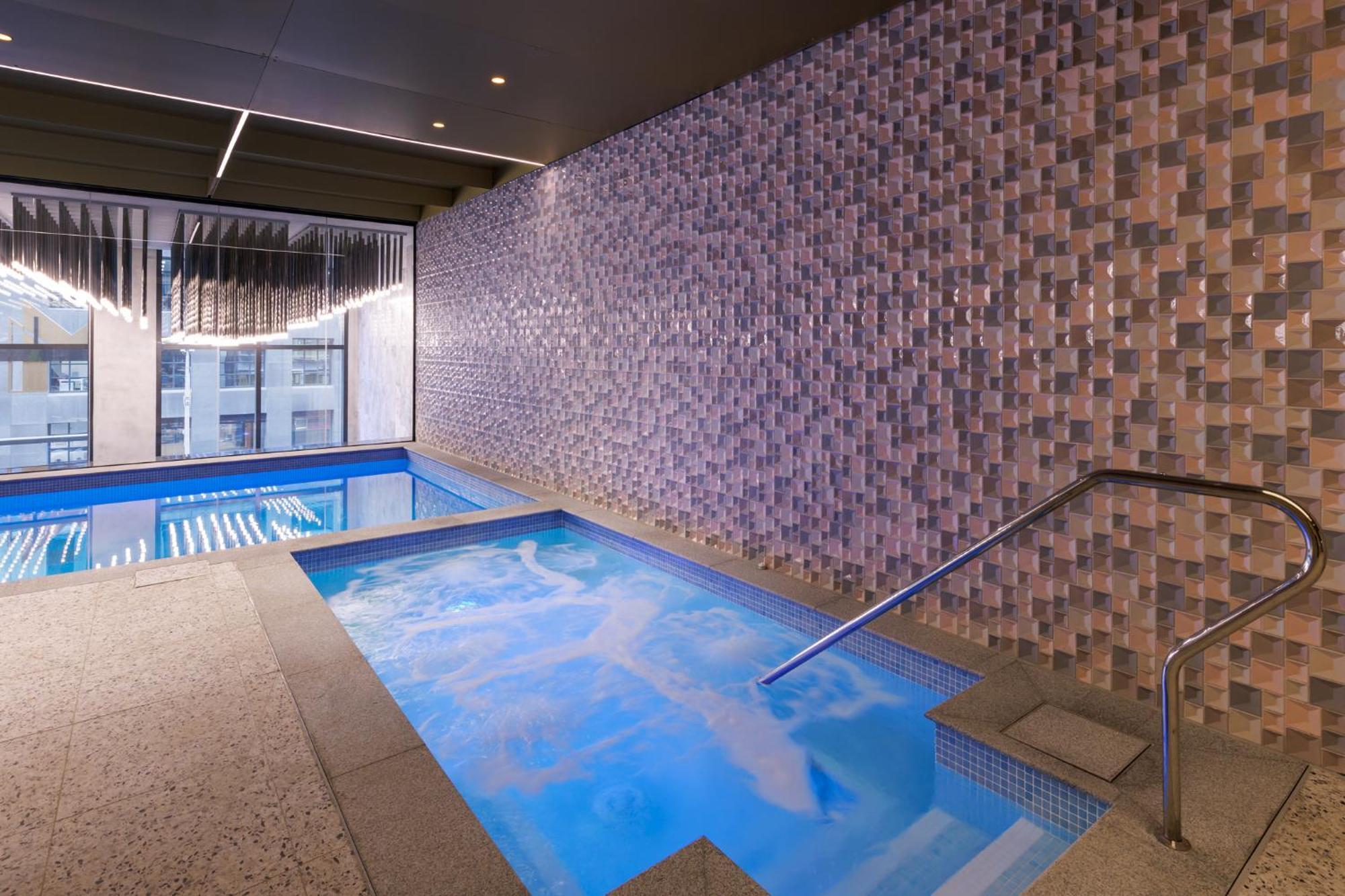 Meriton Suites Мельбурн Экстерьер фото The pool at The Ivy Spa