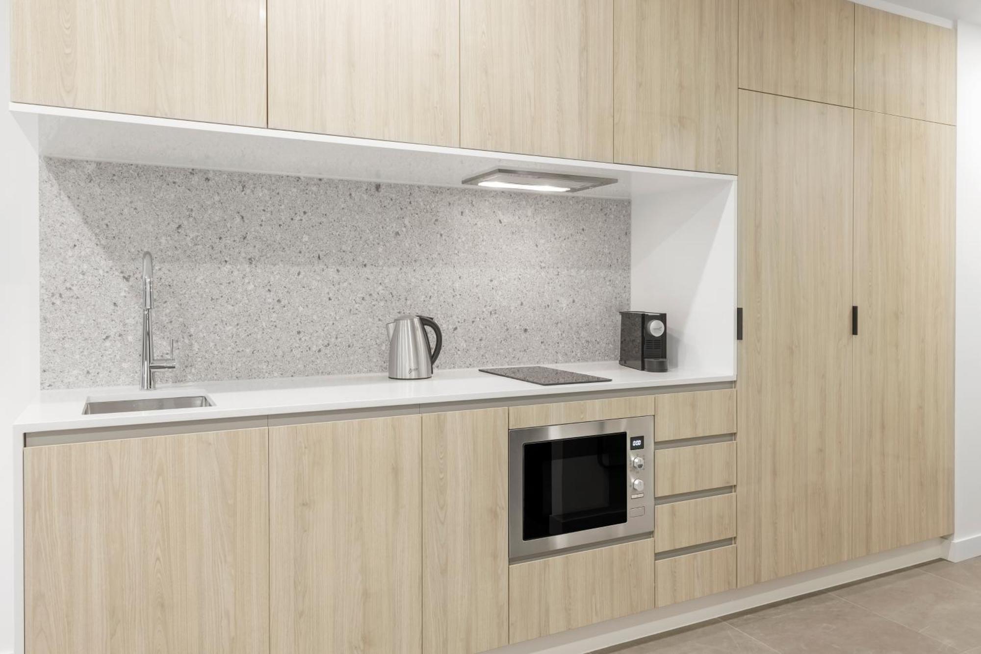 Meriton Suites Мельбурн Экстерьер фото A kitchen in a typical apartment