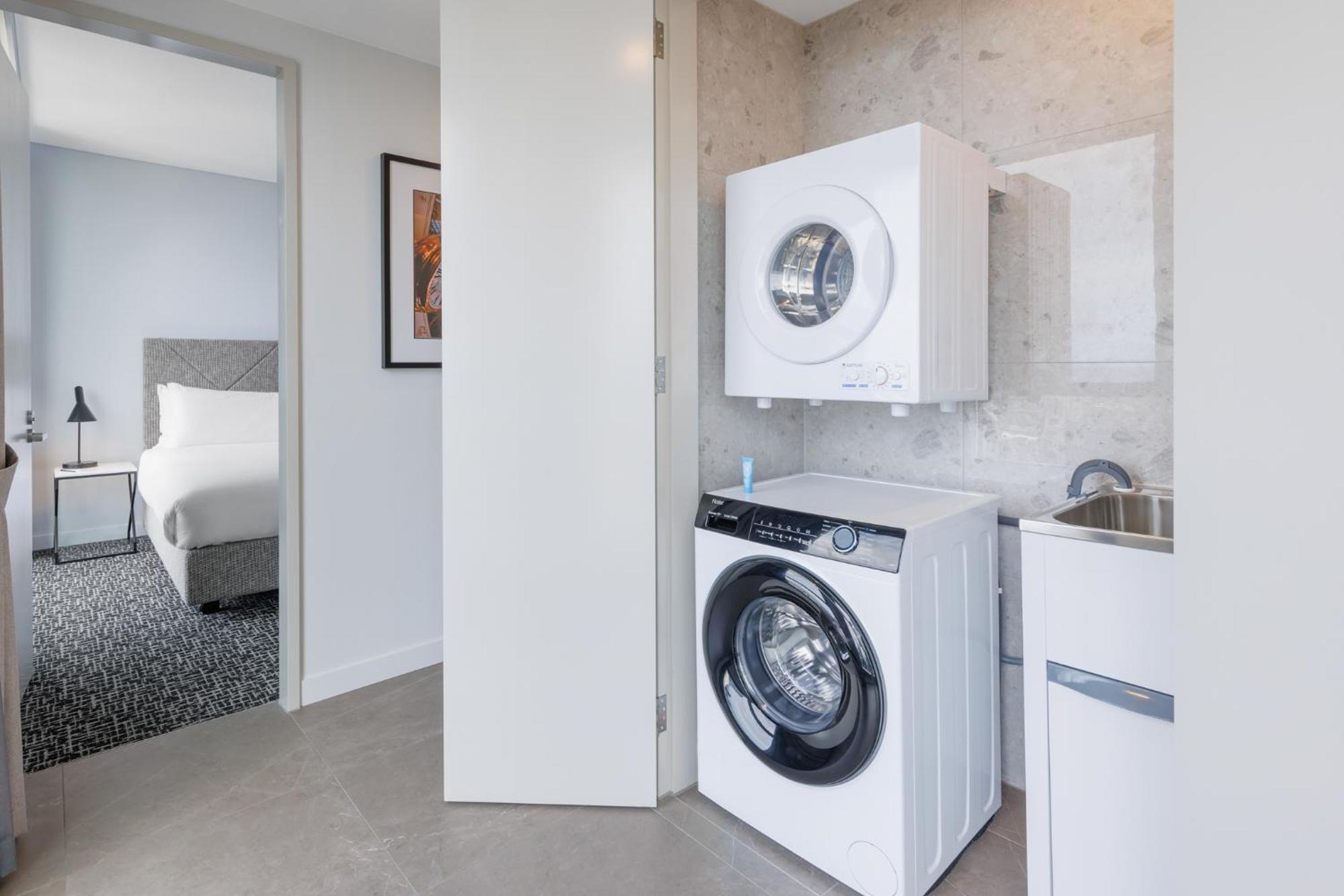 Meriton Suites Мельбурн Экстерьер фото A washing machine