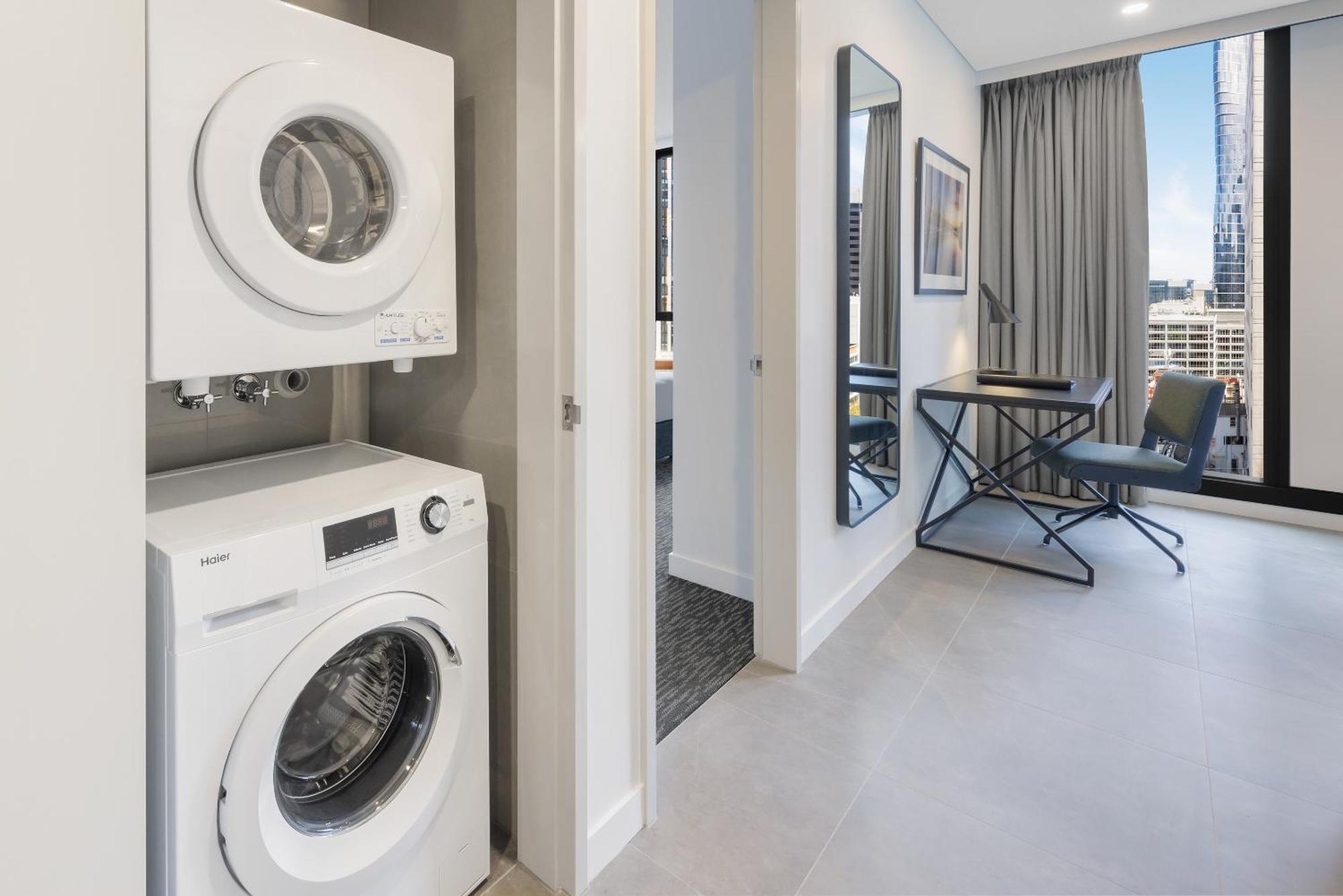 Meriton Suites Мельбурн Экстерьер фото Laundry facilities in a typical apartment