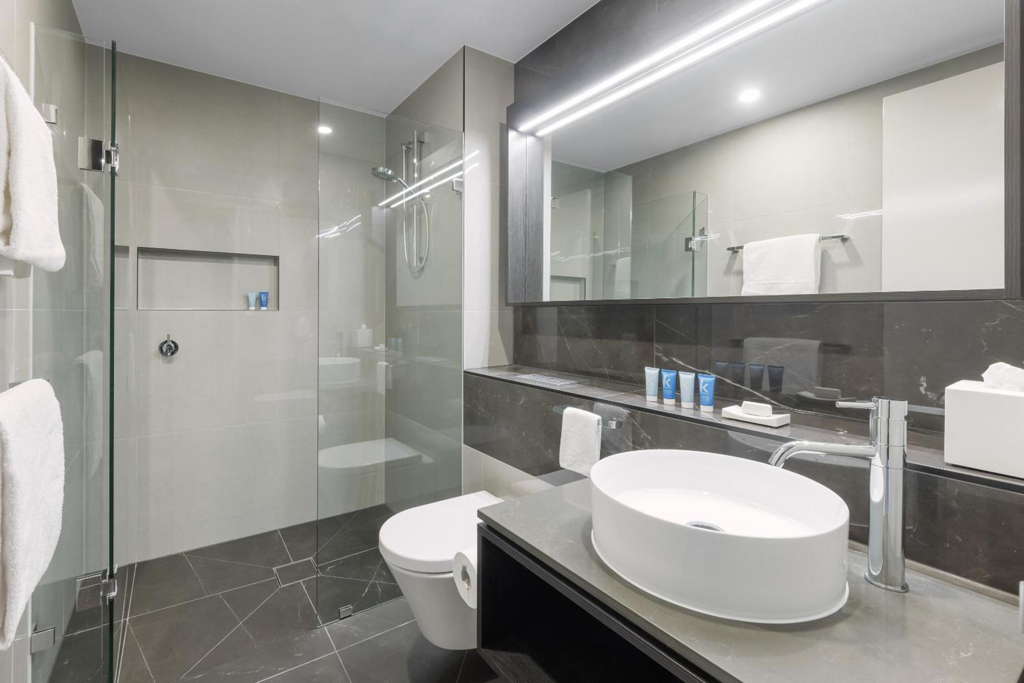 Meriton Suites Мельбурн Экстерьер фото A modern bathroom